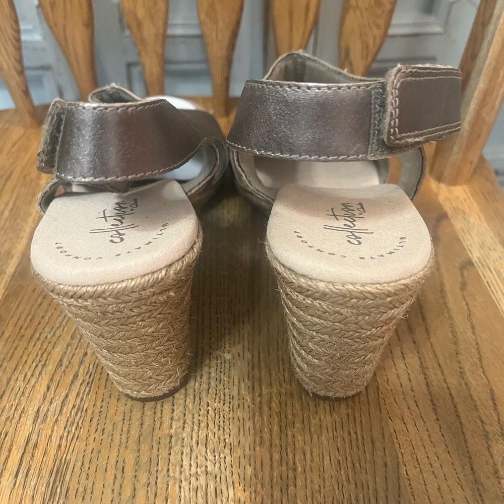 Clarks metallic Wedge Sandals with Perforated Design- size 9 1/2 NWT 🌸 - Picture 5 of 9